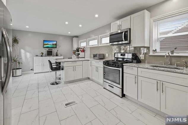 39 Palsa Ave, Elmwood Park NJ  07407-1210 exterior