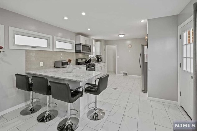 39 Palsa Ave, Elmwood Park NJ  07407-1210 exterior