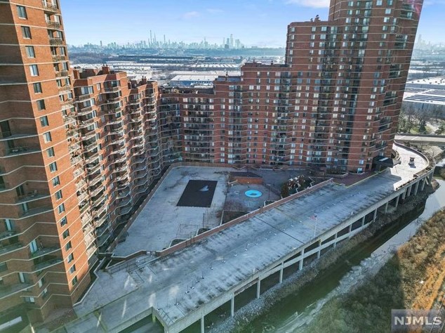 1005 Harmon Cove Tower, Secaucus NJ  07094-1712 exterior