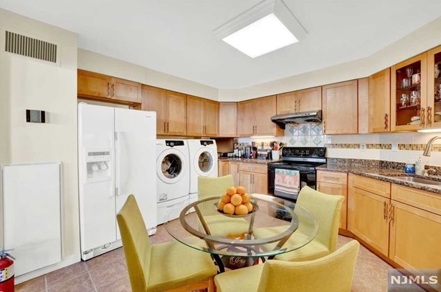 1005 Harmon Cove Tower, Secaucus NJ  07094-1712 exterior