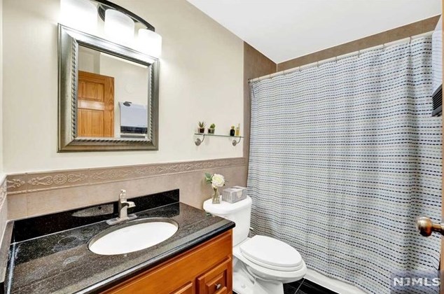 1005 Harmon Cove Tower, Secaucus NJ  07094-1712 exterior