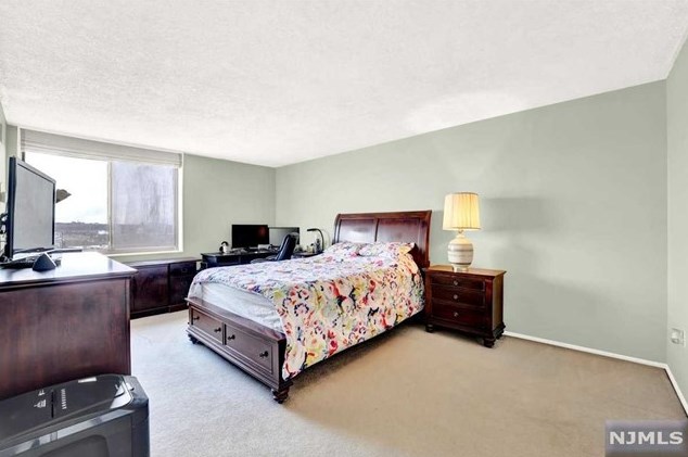 1005 Harmon Cove Tower, Secaucus NJ  07094-1712 exterior