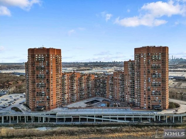 1005 Harmon Cove Tower, Secaucus NJ  07094-1712 exterior