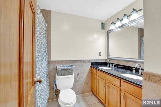 1005 Harmon Cove Tower, Secaucus NJ  07094-1712 exterior