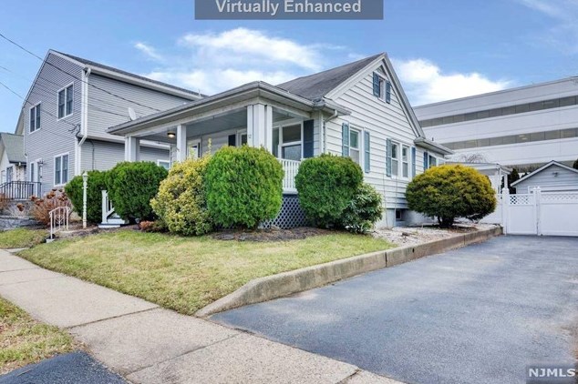12 Locust St, Elmwood Park NJ  07407-1327 exterior