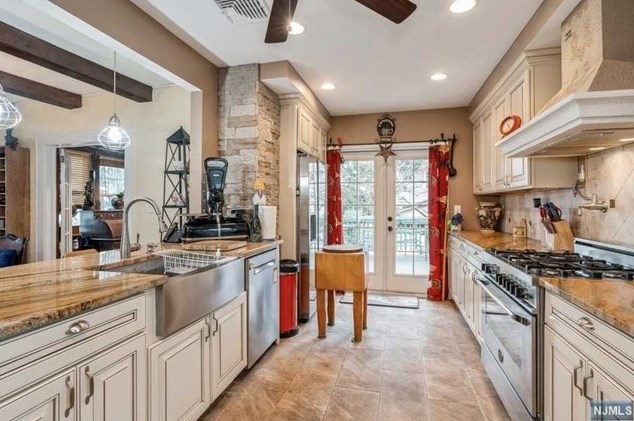 208 Jackson Ave, Rutherford NJ  07070-1817 exterior