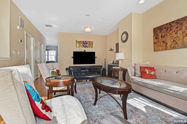 314 Midland Ct, West New York NJ  07093-8331 exterior