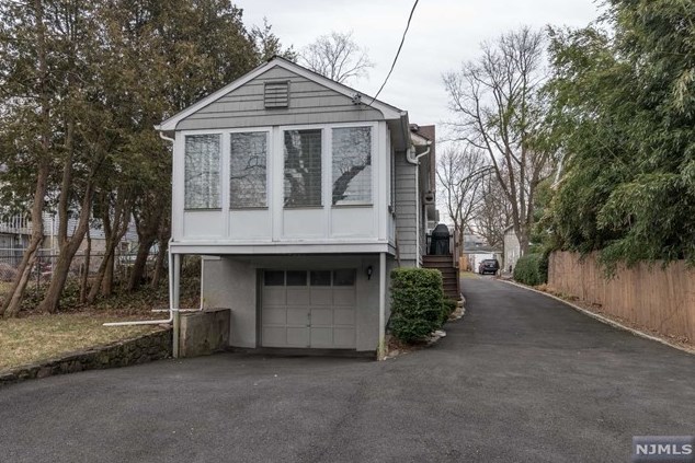 39 Rea Ave, Midland Pk NJ 07432-1930 exterior