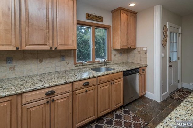 39 Rea Ave, Midland Pk NJ 07432-1930 exterior