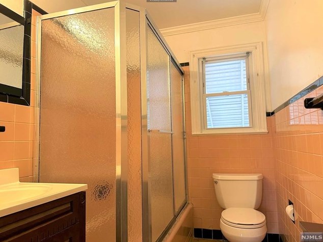 195 Main St, Bergenfield NJ 07621-2122 exterior