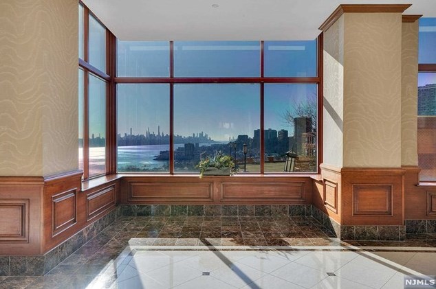 100 Old Palisade Rd, West Fort Lee NJ  07024-7064 exterior