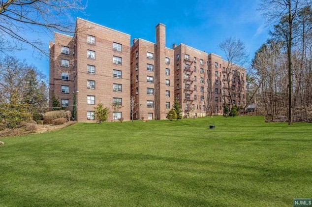 100 Palisade Ave, Englewood NJ  07631-3001 exterior