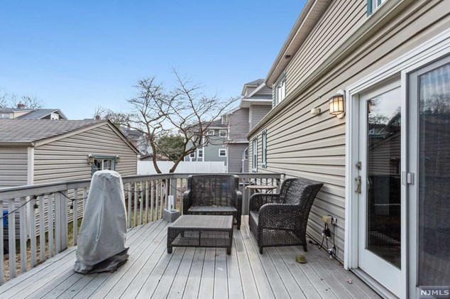 1 Courier Pl, Rutherford NJ  07070-1101 exterior