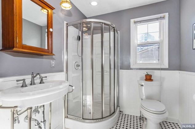 1 Courier Pl, Rutherford NJ  07070-1101 exterior