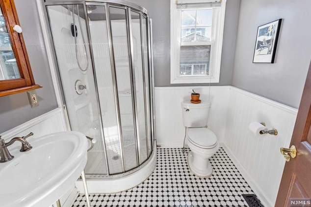 1 Courier Pl, Rutherford NJ  07070-1101 exterior