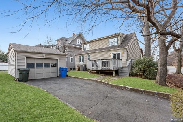 1 Courier Pl, Rutherford NJ  07070-1101 exterior