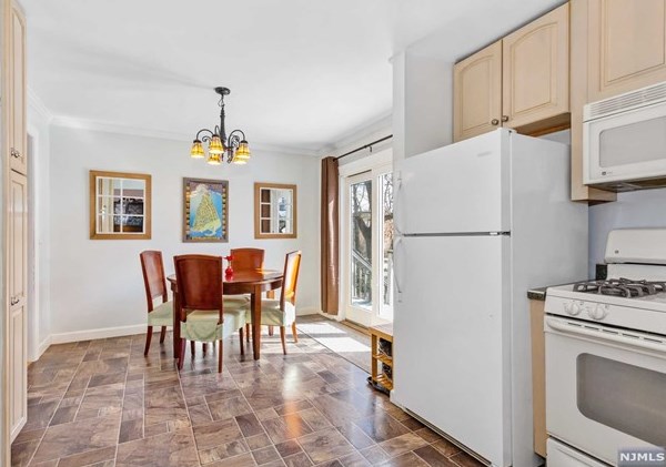 1 Courier Pl, Rutherford NJ  07070-1101 exterior