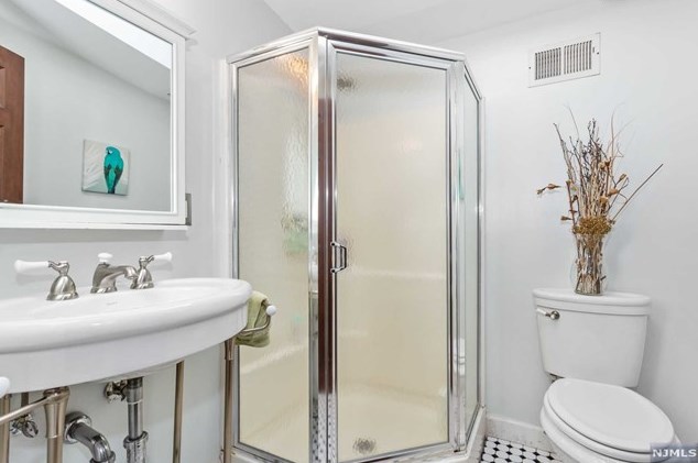 1 Courier Pl, Rutherford NJ  07070-1101 exterior