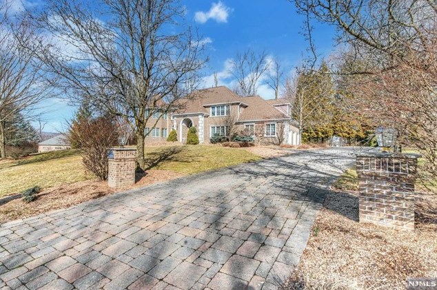 7 Degraaf Ct, Mahwah, NJ 07430