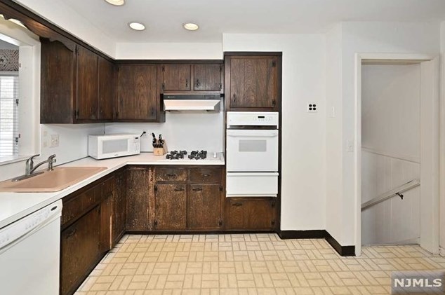 96 Greenbrook Pl, Park Ridge NJ  07656-1846 exterior