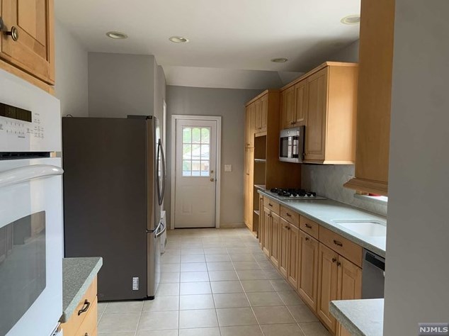 1011 Abbott Blvd, West Fort Lee NJ  07024-4202 exterior