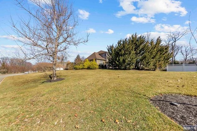 23 Taft Ct, Westwood NJ  07677-8322 exterior