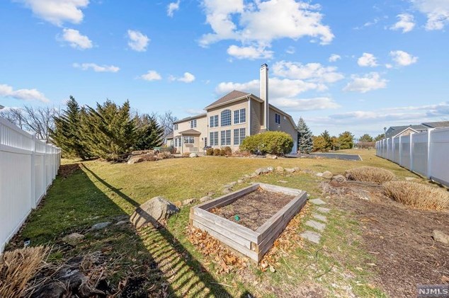 23 Taft Ct, Westwood NJ  07677-8322 exterior