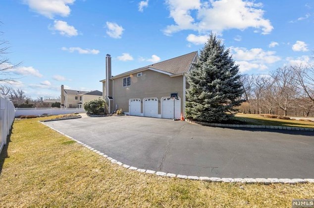 23 Taft Ct, Westwood NJ  07677-8322 exterior