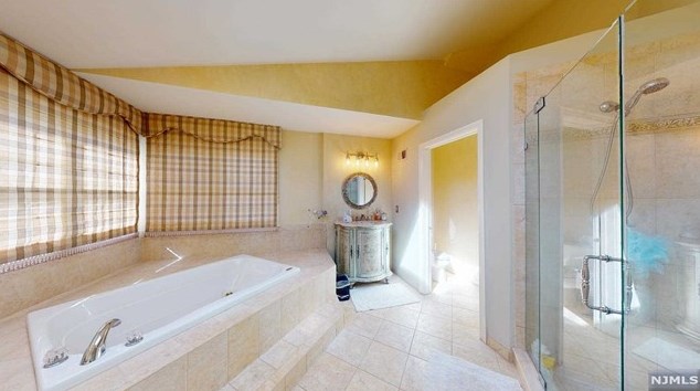 23 Taft Ct, Westwood NJ  07677-8322 exterior