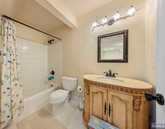 23 Taft Ct, Westwood NJ  07677-8322 exterior