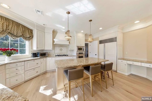 23 Taft Ct, Westwood NJ  07677-8322 exterior