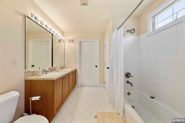 23 Taft Ct, Westwood NJ  07677-8322 exterior