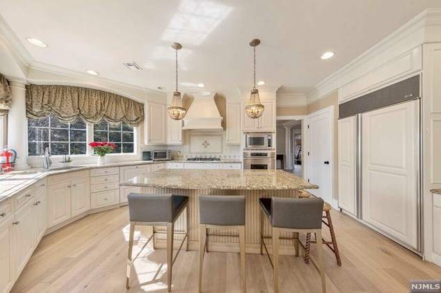 23 Taft Ct, Westwood NJ  07677-8322 exterior