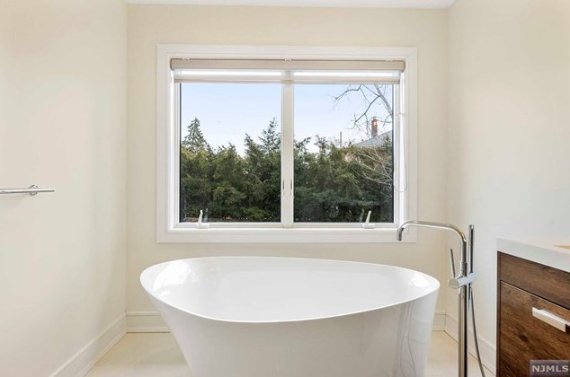 1070 Harvard Pl, West Fort Lee NJ  07024-1630 exterior