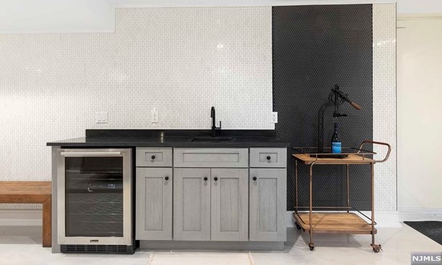 1070 Harvard Pl, West Fort Lee NJ  07024-1630 exterior