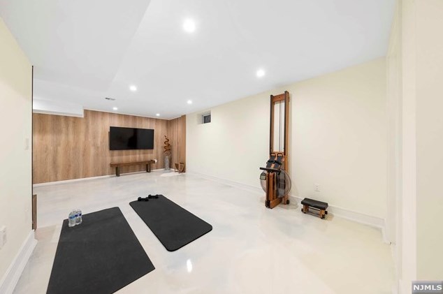 1070 Harvard Pl, West Fort Lee NJ  07024-1630 exterior