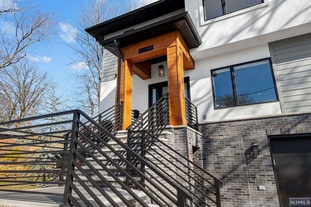 1070 Harvard Pl, West Fort Lee NJ  07024-1630 exterior