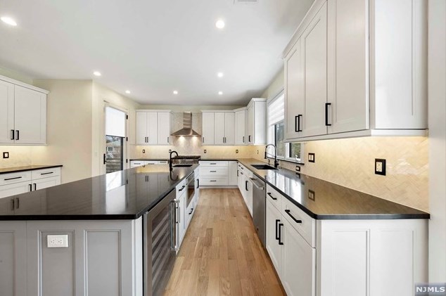 1070 Harvard Pl, West Fort Lee NJ  07024-1630 exterior