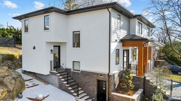 1070 Harvard Pl, West Fort Lee NJ  07024-1630 exterior