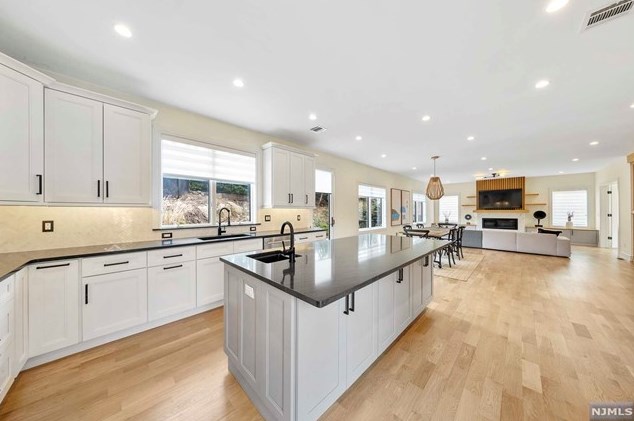 1070 Harvard Pl, West Fort Lee NJ  07024-1630 exterior