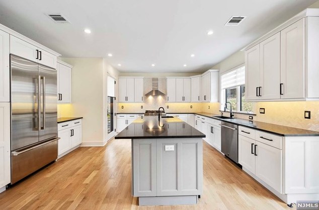 1070 Harvard Pl, West Fort Lee NJ  07024-1630 exterior