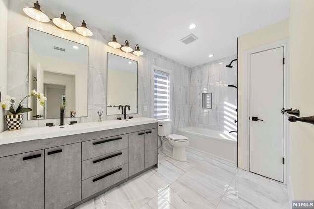 1070 Harvard Pl, West Fort Lee NJ  07024-1630 exterior