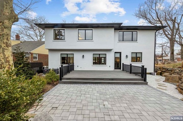 1070 Harvard Pl, West Fort Lee NJ  07024-1630 exterior