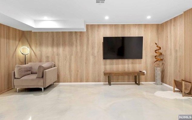 1070 Harvard Pl, West Fort Lee NJ  07024-1630 exterior