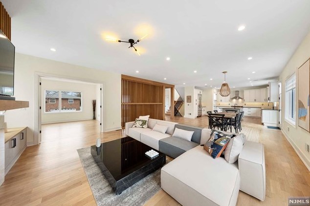 1070 Harvard Pl, West Fort Lee NJ  07024-1630 exterior