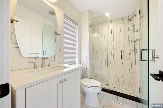 1070 Harvard Pl, West Fort Lee NJ  07024-1630 exterior