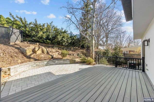 1070 Harvard Pl, West Fort Lee NJ  07024-1630 exterior