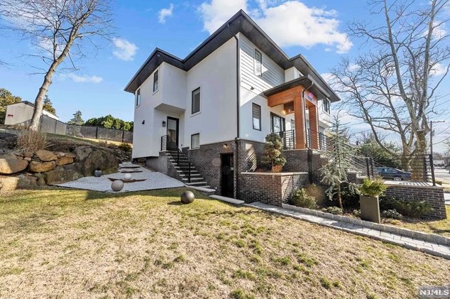 1070 Harvard Pl, West Fort Lee NJ  07024-1630 exterior