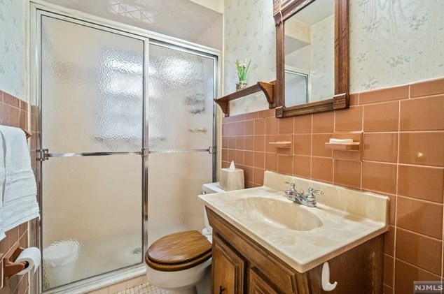 502 Weymouth Dr, Wyckoff NJ  07481-1217 exterior