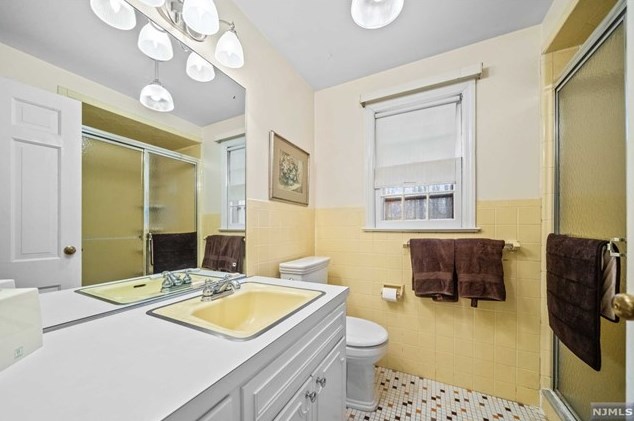 502 Weymouth Dr, Wyckoff NJ  07481-1217 exterior